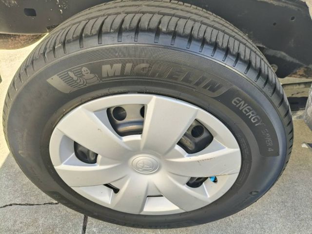 2015年12月出廠 TOYOYA INNOVA 2.0手排 原鈑件 里程保證17萬多公里 無事故無泡水  第11張相片