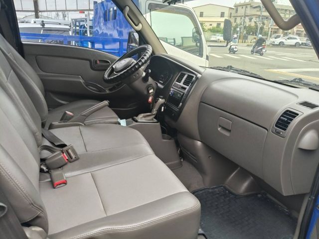 原鈑件 里程保證18000多公里 自手排 高蓬架三面開門 好開又省油  第6張相片