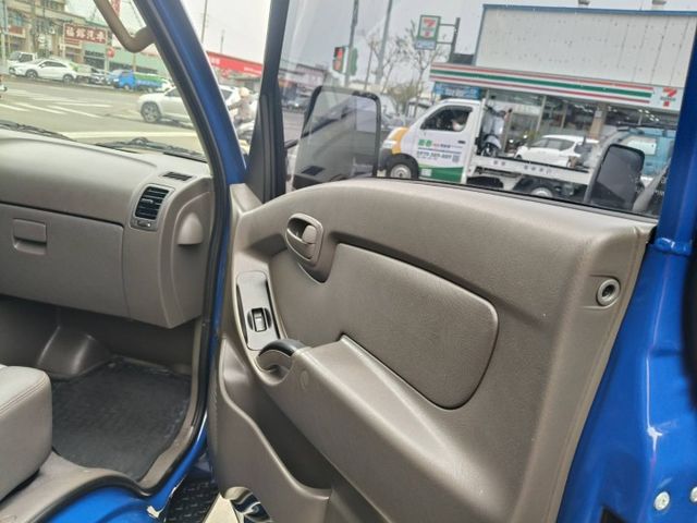 原鈑件 里程保證18000多公里 自手排 高蓬架三面開門 好開又省油  第7張相片