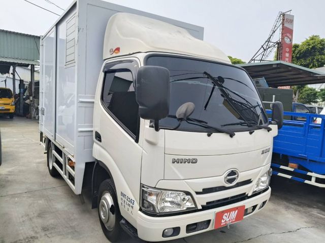 Hino 200 手排3.5噸 里程保證14000多公里 原鈑件無事故無泡水 露營載貨兩相宜 有昇降尾門 側滑門  第1張相片