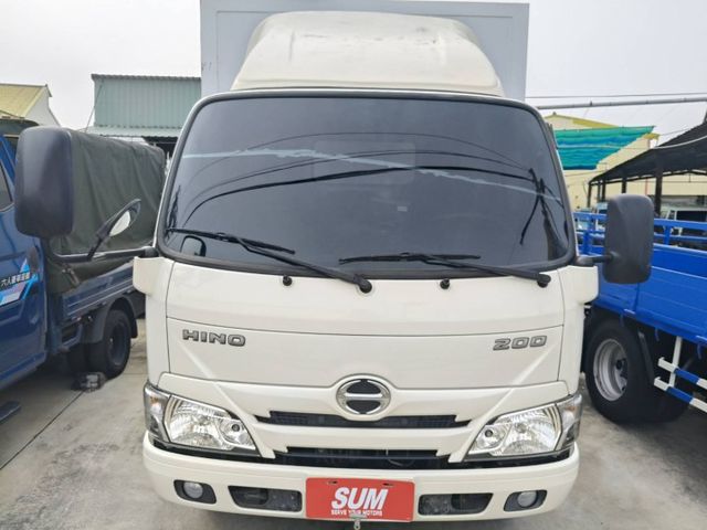 Hino 200 手排3.5噸 里程保證14000多公里 原鈑件無事故無泡水 露營載貨兩相宜 有昇降尾門 側滑門  第2張相片