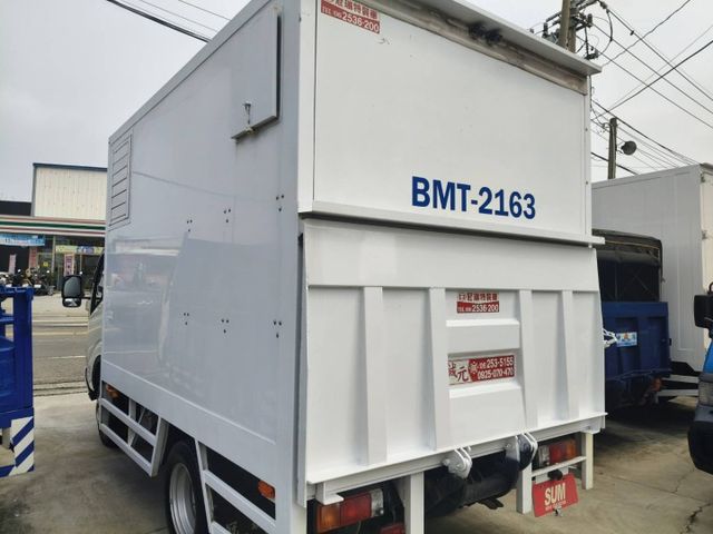 Hino 200 手排3.5噸 里程保證14000多公里 原鈑件無事故無泡水 露營載貨兩相宜 有昇降尾門 側滑門  第3張相片