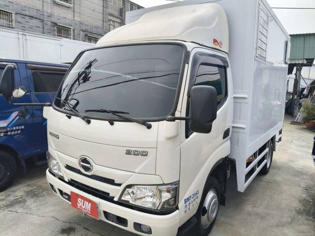 Hino 200 手排3.5噸 里程保證14000多公里 原鈑件無事故無泡水 露營載貨兩相宜 有昇降尾門 側滑門  第4張相片