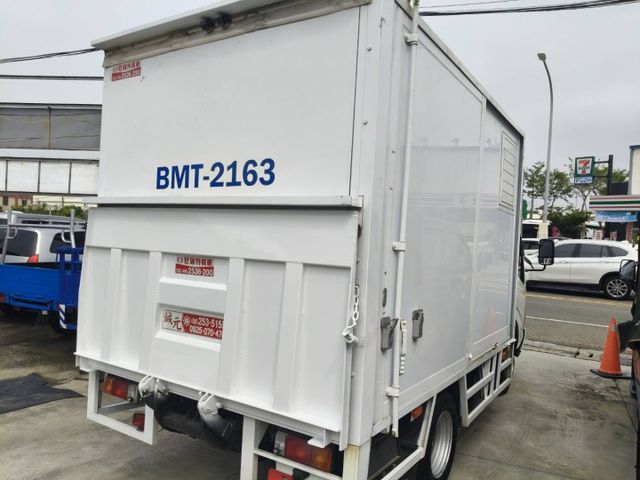 Hino 200 手排3.5噸 里程保證14000多公里 原鈑件無事故無泡水 露營載貨兩相宜 有昇降尾門 側滑門  第5張相片