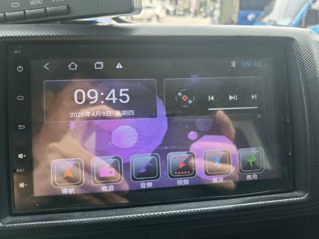 Hino 200 手排3.5噸 里程保證14000多公里 原鈑件無事故無泡水 露營載貨兩相宜 有昇降尾門 側滑門  第7張相片