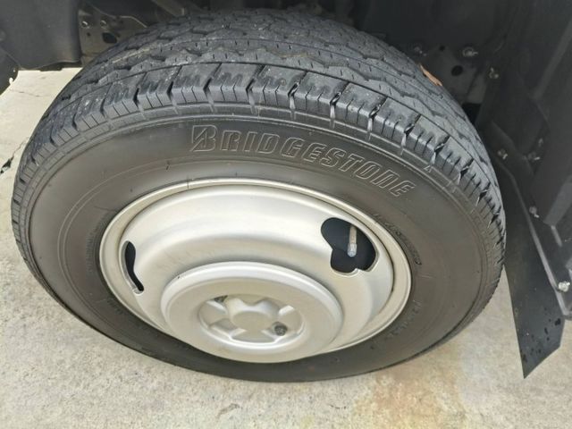 Hino 200 手排3.5噸 里程保證14000多公里 原鈑件無事故無泡水 露營載貨兩相宜 有昇降尾門 側滑門  第8張相片