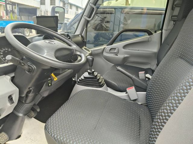 Hino 200 手排3.5噸 里程保證14000多公里 原鈑件無事故無泡水 露營載貨兩相宜 有昇降尾門 側滑門  第9張相片