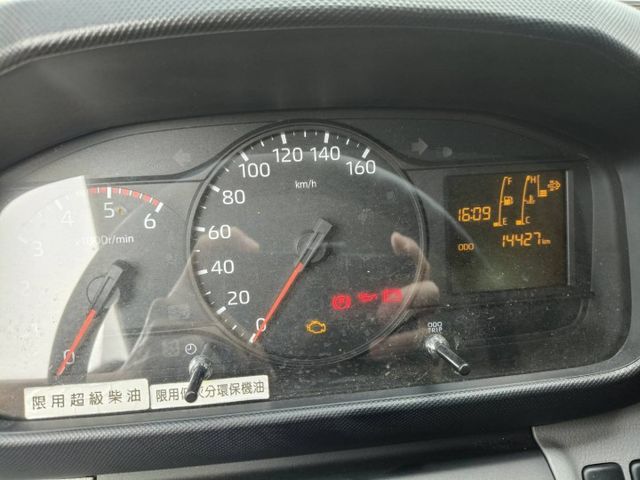 Hino 200 手排3.5噸 里程保證14000多公里 原鈑件無事故無泡水 露營載貨兩相宜 有昇降尾門 側滑門  第10張相片