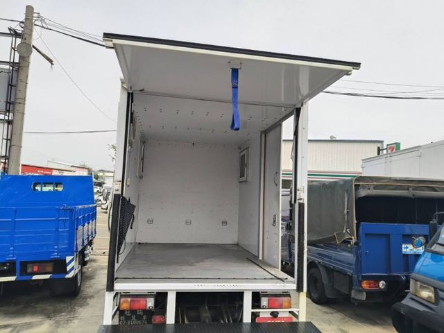 Hino 200 手排3.5噸 里程保證14000多公里 原鈑件無事故無泡水 露營載貨兩相宜 有昇降尾門 側滑門  第11張相片