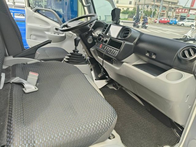 Hino 200 手排3.5噸 里程保證14000多公里 原鈑件無事故無泡水 露營載貨兩相宜 有昇降尾門 側滑門  第12張相片