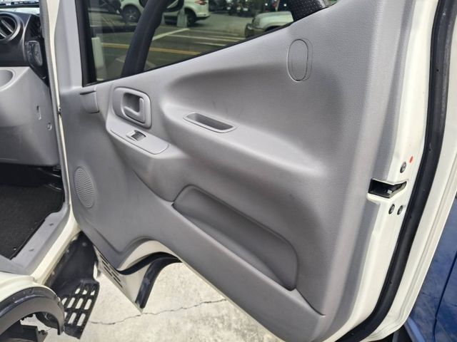 Hino 200 手排3.5噸 里程保證14000多公里 原鈑件無事故無泡水 露營載貨兩相宜 有昇降尾門 側滑門  第13張相片