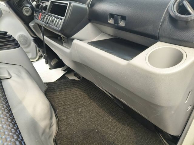 Hino 200 手排3.5噸 里程保證14000多公里 原鈑件無事故無泡水 露營載貨兩相宜 有昇降尾門 側滑門  第14張相片