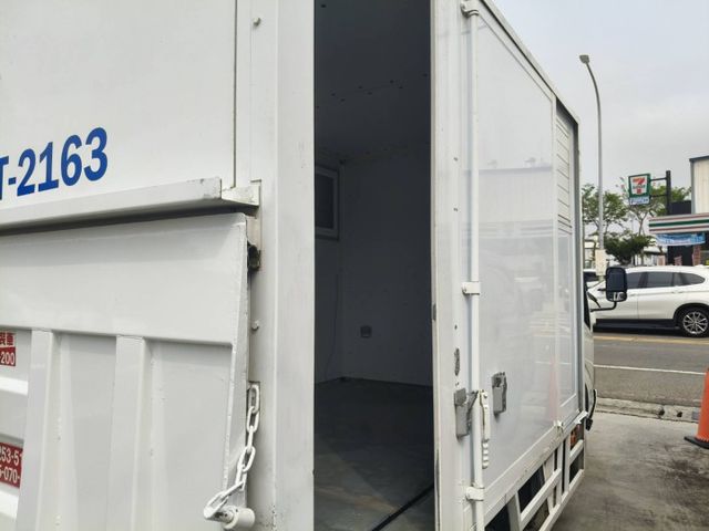 Hino 200 手排3.5噸 里程保證14000多公里 原鈑件無事故無泡水 露營載貨兩相宜 有昇降尾門 側滑門  第16張相片