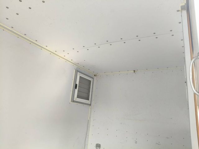 Hino 200 手排3.5噸 里程保證14000多公里 原鈑件無事故無泡水 露營載貨兩相宜 有昇降尾門 側滑門  第17張相片