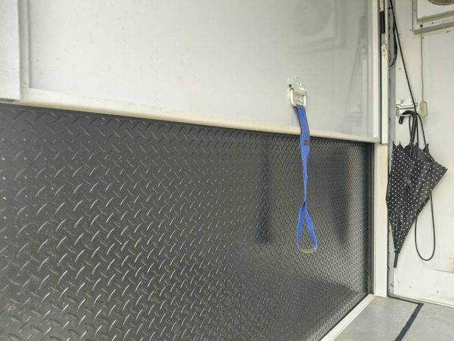 Hino 200 手排3.5噸 里程保證14000多公里 原鈑件無事故無泡水 露營載貨兩相宜 有昇降尾門 側滑門  第19張相片