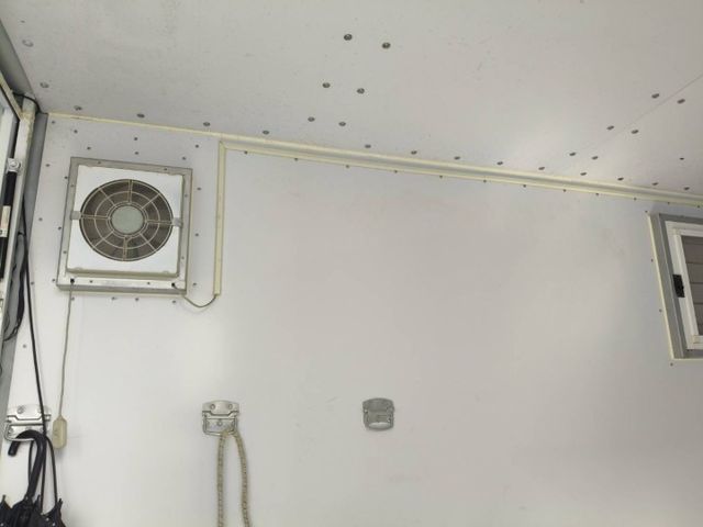 Hino 200 手排3.5噸 里程保證14000多公里 原鈑件無事故無泡水 露營載貨兩相宜 有昇降尾門 側滑門  第20張相片