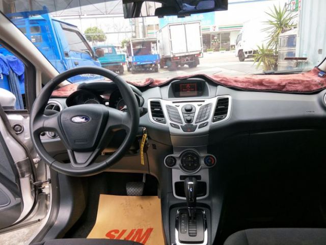 FIESTA 4D SEDAN  第8張相片