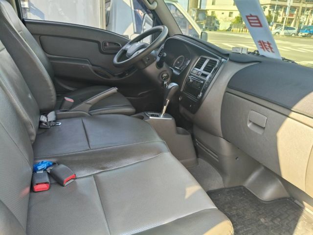 自排雙廂六人座 有昇降尾門 伸縮式車棚 里程保證26000多公里 原鈑件 車況佳  第9張相片