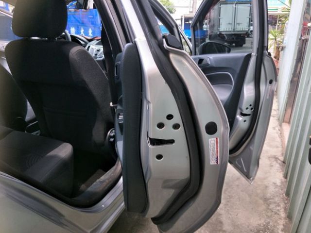 FIESTA 4D SEDAN  第10張相片