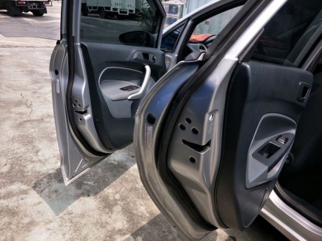 FIESTA 4D SEDAN  第12張相片