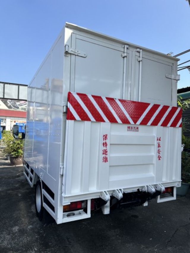 自 排 -- 自 排/ 車頭 原鈑 原漆 / 尾門 双缸 / 原廠全車 保養OK【全車 保固】廂 內高 188 cm  第3張相片
