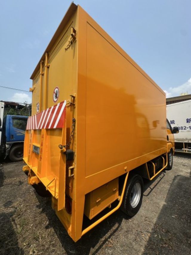 廂 內高 170 cm + 尾門 搖控 / 全車原鈑件/ 履約 全車保固【貨車專賣店】分期  0 利率 -送 -0 利息  第3張相片