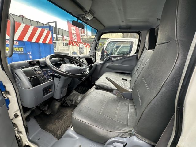 全車 保固 3 個月 /  原鈑件 保證 /  花氬鈑底 /  已升載重 5 噸【貨車專賣店】可分期  可全貸  第2張相片