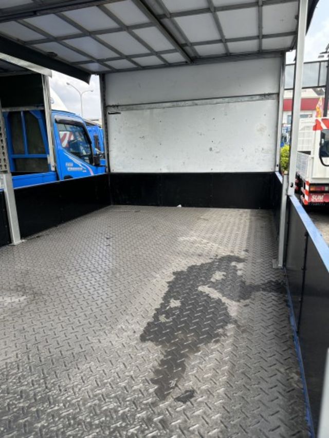 全車 保固 3 個月 /  原鈑件 保證 /  花氬鈑底 /  已升載重 5 噸【貨車專賣店】可分期  可全貸  第4張相片