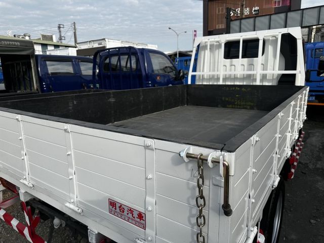 認證車/ 全車 原鈑件/ 全車保固 / 已升載重 5 噸【 貨車 專賣 】可分期 / 可免費換 纖維廂  第4張相片