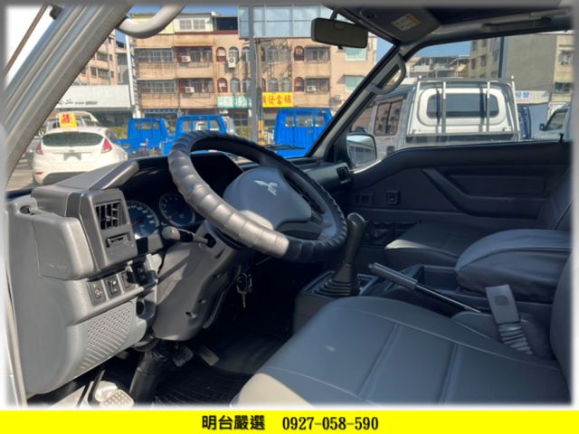 8 人 座 / 履約 全車 保固 1 年 / 認證車 / 里程- 原鈑件 保證 / 後座出風口 /   8人座- 8人座  第5張相片