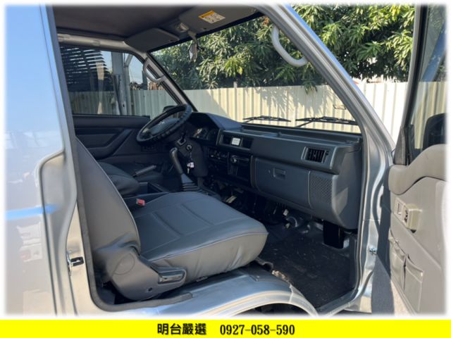 8 人 座 / 履約 全車 保固 1 年 / 認證車 / 里程- 原鈑件 保證 / 後座出風口 /   8人座- 8人座  第6張相片