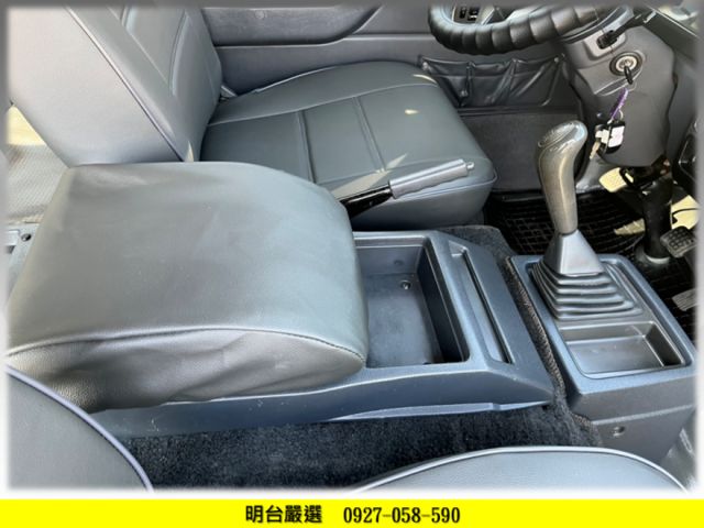 8 人 座 / 履約 全車 保固 1 年 / 認證車 / 里程- 原鈑件 保證 / 後座出風口 /   8人座- 8人座  第8張相片