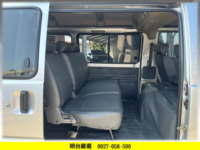 8 人 座 / 履約 全車 保固 1 年 / 認證車 / 里程- 原鈑件 保證 / 後座出風口 /   8人座- 8人座  第9張相片