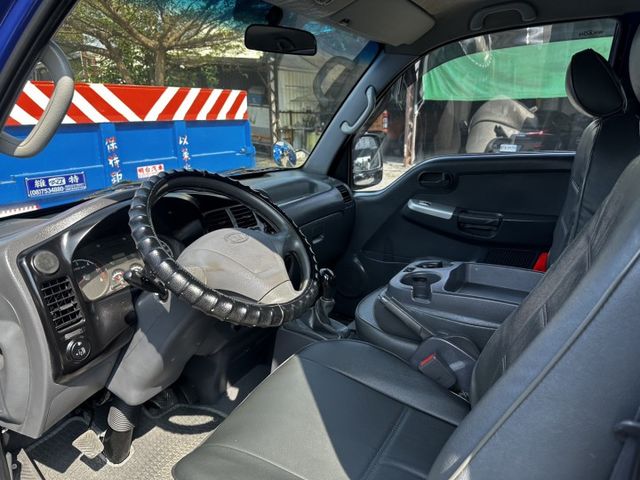 双廂-- 6人座 / 全車 原鈑件 / 全車 保固 / 認證 / 電動 尾 門  【貨車專賣】柴油-6 輪-6人座  第2張相片