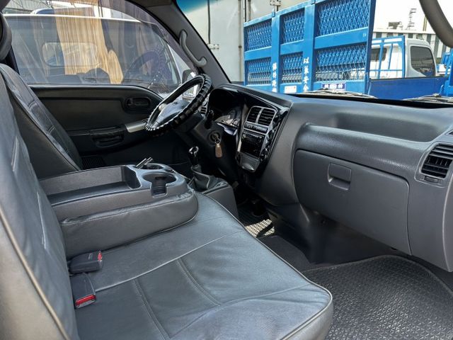 双廂-- 6人座 / 全車 原鈑件 / 全車 保固 / 認證 / 電動 尾 門  【貨車專賣】柴油-6 輪-6人座  第3張相片