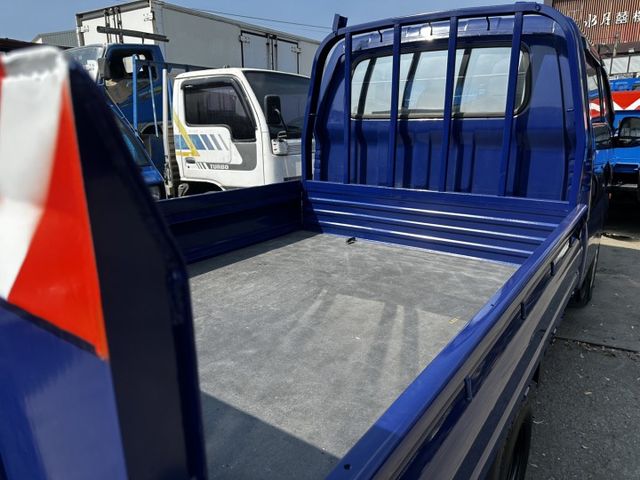 双廂-- 6人座 / 全車 原鈑件 / 全車 保固 / 認證 / 電動 尾 門  【貨車專賣】柴油-6 輪-6人座  第5張相片