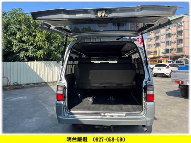 8 人 座 / 履約 全車 保固 1 年 / 認證車/ 里程- 保證- 原鈑件 / 後座出風口 /   8人座- 8人座  第4張相片