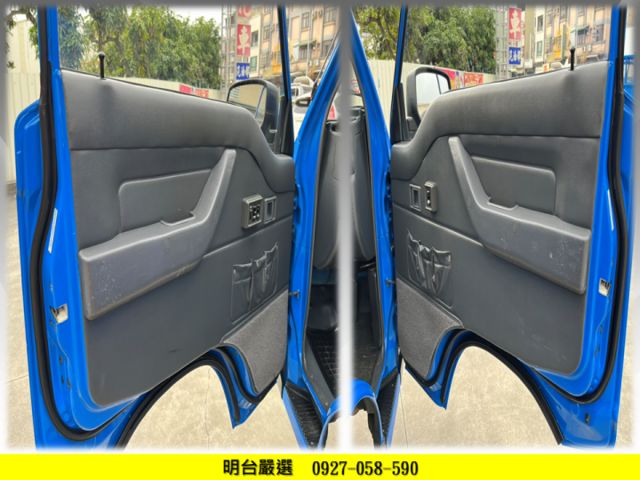 全車 原鈑件 / 全車 保固  1 年 / 搖控 尾門 / 冷氣【貨車專賣】里程 保證 / 可 全額分期  第7張相片