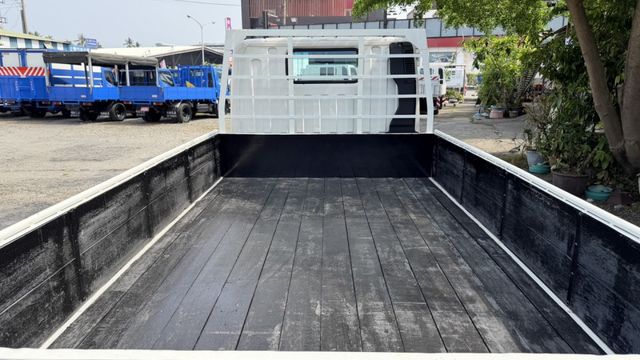 四期 環保/ 認證車/ 全車 保固 / 全車原鈑件 / 已升載重 5 噸 /【貨車專賣】 免費 客制車體  第6張相片