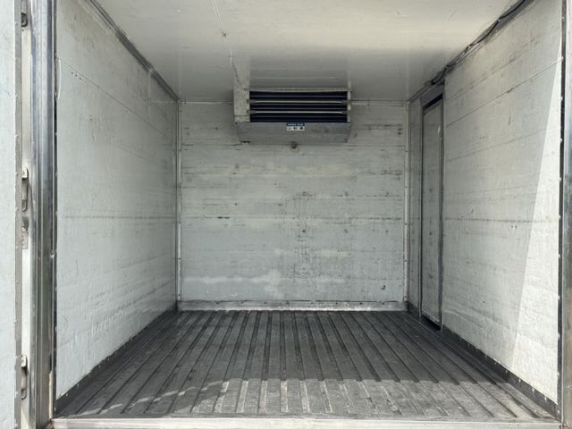 冷凍車 -20 度 C / 全車 原鈑/ 認證車+全車保固 /  升降尾門 【貨車 專賣】冷凍車- 有側門  第8張相片