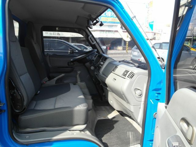 2015年6月 新達 貨廂 六輪柴油 高8.8呎 車很美 很好開 可分期 歡迎賞車  第5張相片