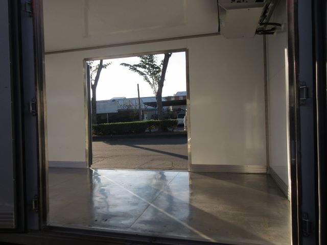 2022年11月堅達11尺半 手排冷凍車 里程保證1萬5千多公里 車美好開 可全貸 歡迎賞車!!  第8張相片