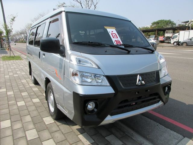 2020年得利卡8人自排:自排里程保證4萬7千多 車美好開 可全貸 歡迎賞車  第3張相片