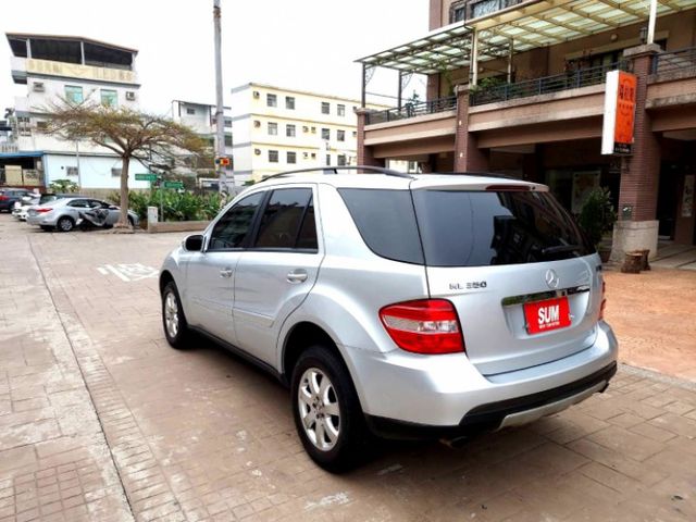 ~輕鬆入主百萬名車~頂級天窗~定速~8安全氣囊~電動椅~電尾門~恆溫~輕鬆全額貸~  第4張相片