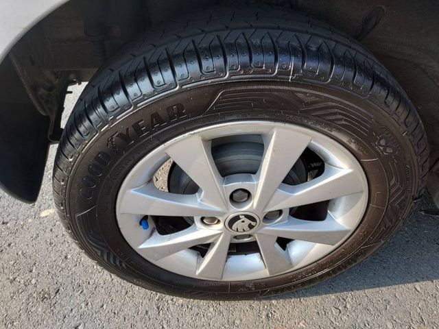 18年款~僅開9萬公里~老師的座車~極品~車庫車~現場小車數十台~歡迎預約賞車~輕鬆全額貸~  第14張相片