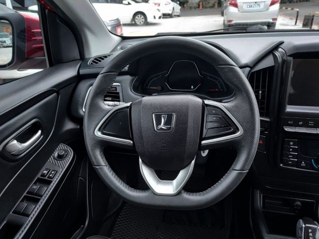 僅跑1萬!!~恆溫~4安~定速~循跡防滑~歡迎預約賞車~輕鬆全額貸~  第12張相片