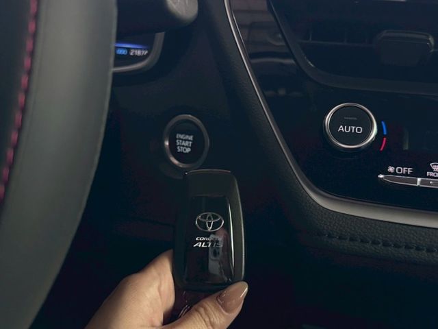 ~12代豪華+~i-key~摸門~恆溫~9安~ACC跟車~車道偏移~定速~循跡防滑~盲點偵測~環景~多功能影音~輕鬆全額  第13張相片