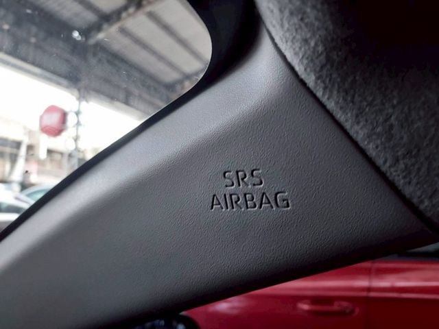 ~僅開3萬公里~9 安~尋基防滑~多功能影音~倒車顯影~場內同款車多台~歡迎輕鬆全額貸~  第14張相片