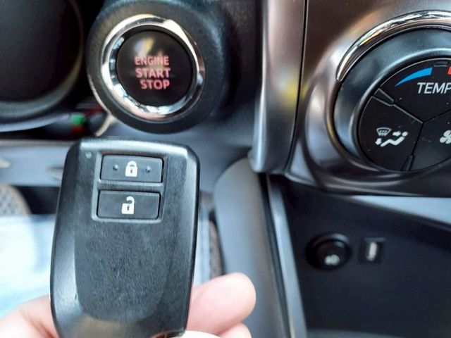 豪華版~I-KEY~方向盤快控鍵盤~恆溫~雙安~多功能影音~衛星導航~場內同款車多台~歡迎預約賞車~輕鬆全額貸~  第12張相片