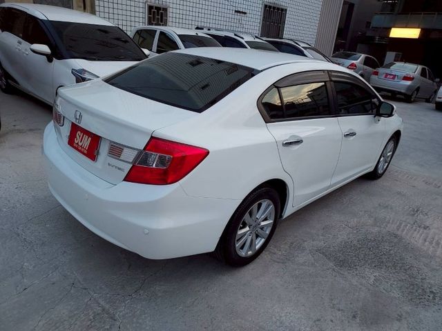 恆溫~換檔撥片~4安~天窗~定速~循跡防滑~多功能影音~衛星導航~歡迎預約賞車~輕鬆全額貸~  第4張相片